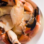 Stone,Crab,Claws.,Colossal,Crab,Claws,Served,With,Lemons,,Spicy